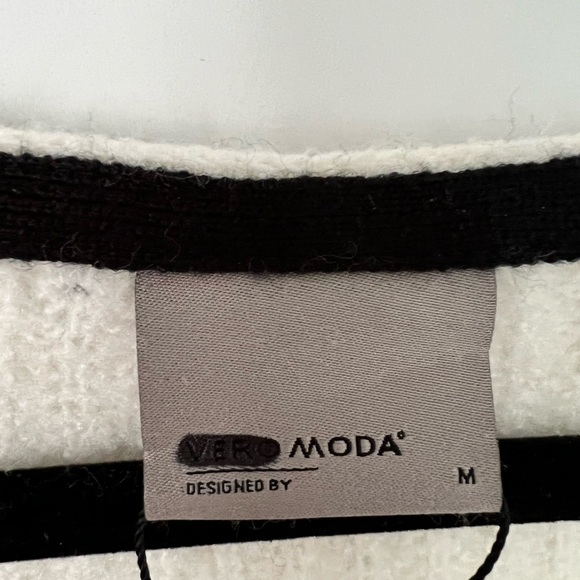 Very comfortable and soft sweater ! Never dressed - Picture 2 of 2